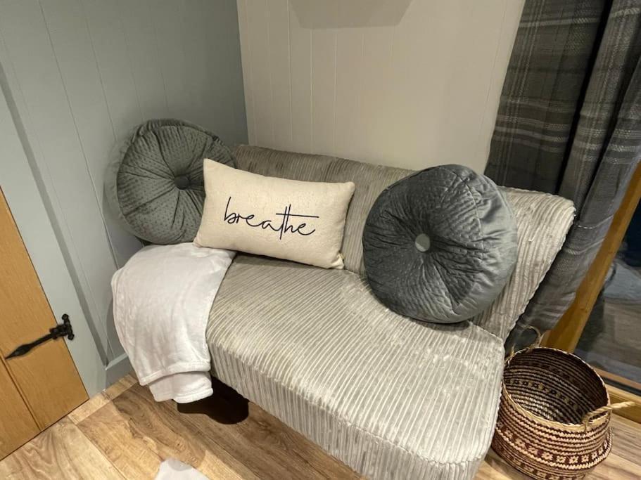 The Hut@Trefechan Wen - Coastal Coziness! Goodwick Eksteriør billede