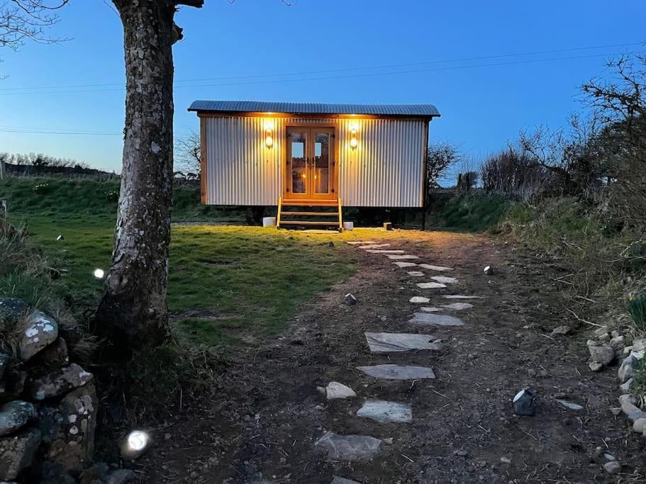 The Hut@Trefechan Wen - Coastal Coziness! Goodwick Eksteriør billede