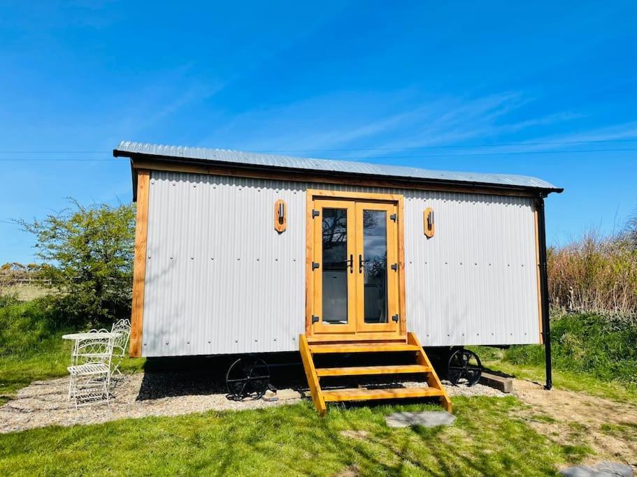 The Hut@Trefechan Wen - Coastal Coziness! Goodwick Eksteriør billede
