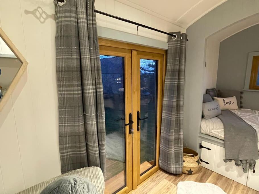 The Hut@Trefechan Wen - Coastal Coziness! Goodwick Eksteriør billede