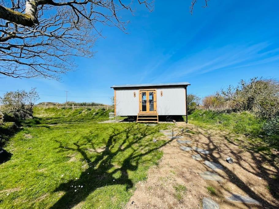 The Hut@Trefechan Wen - Coastal Coziness! Goodwick Eksteriør billede
