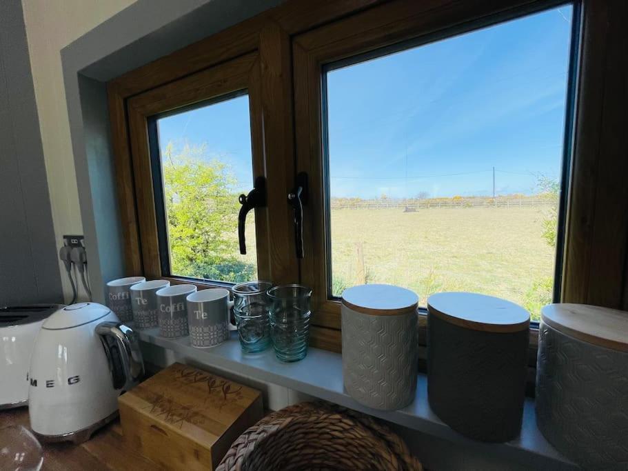 The Hut@Trefechan Wen - Coastal Coziness! Goodwick Eksteriør billede