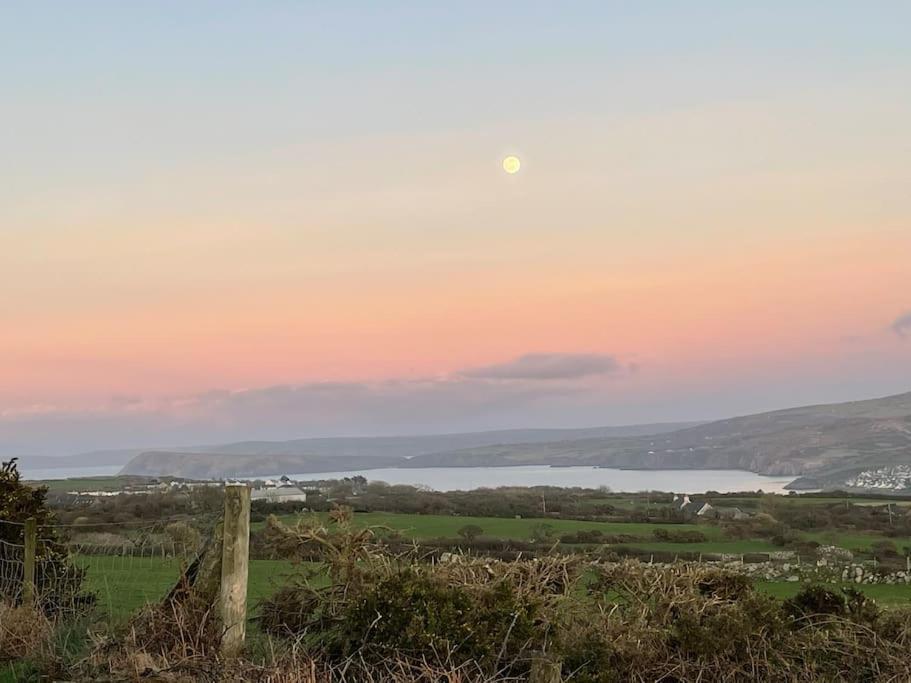 The Hut@Trefechan Wen - Coastal Coziness! Goodwick Eksteriør billede