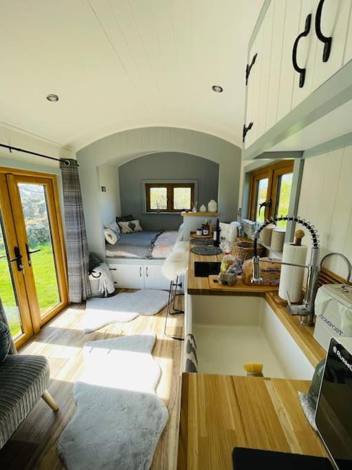 The Hut@Trefechan Wen - Coastal Coziness! Goodwick Eksteriør billede