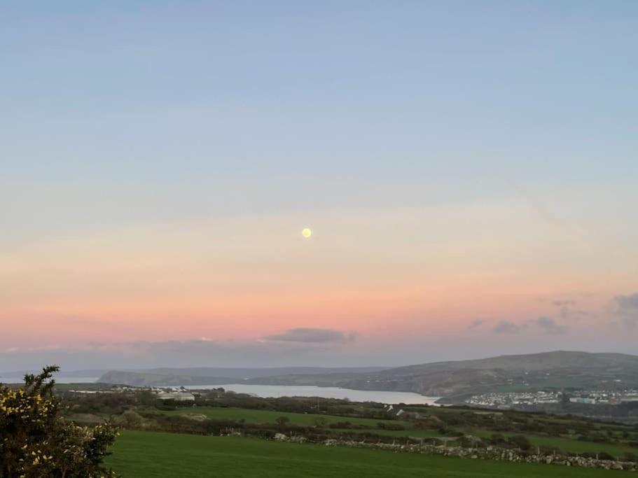 The Hut@Trefechan Wen - Coastal Coziness! Goodwick Eksteriør billede